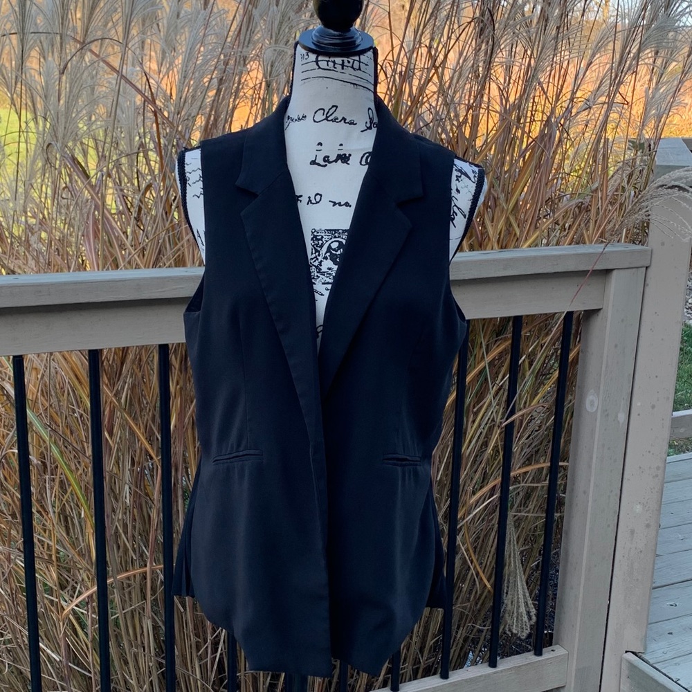 Daily Look Large Black Pleated Vest